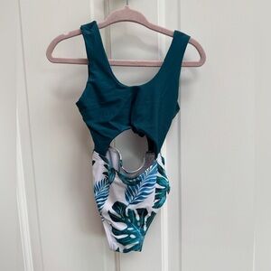 NWOT PatPat 2T Girls Green & White Tropical One Piece Bathing suit Swimsuit
